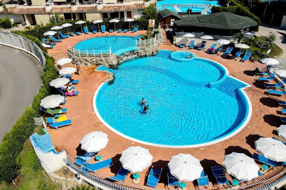 حوض السباحة