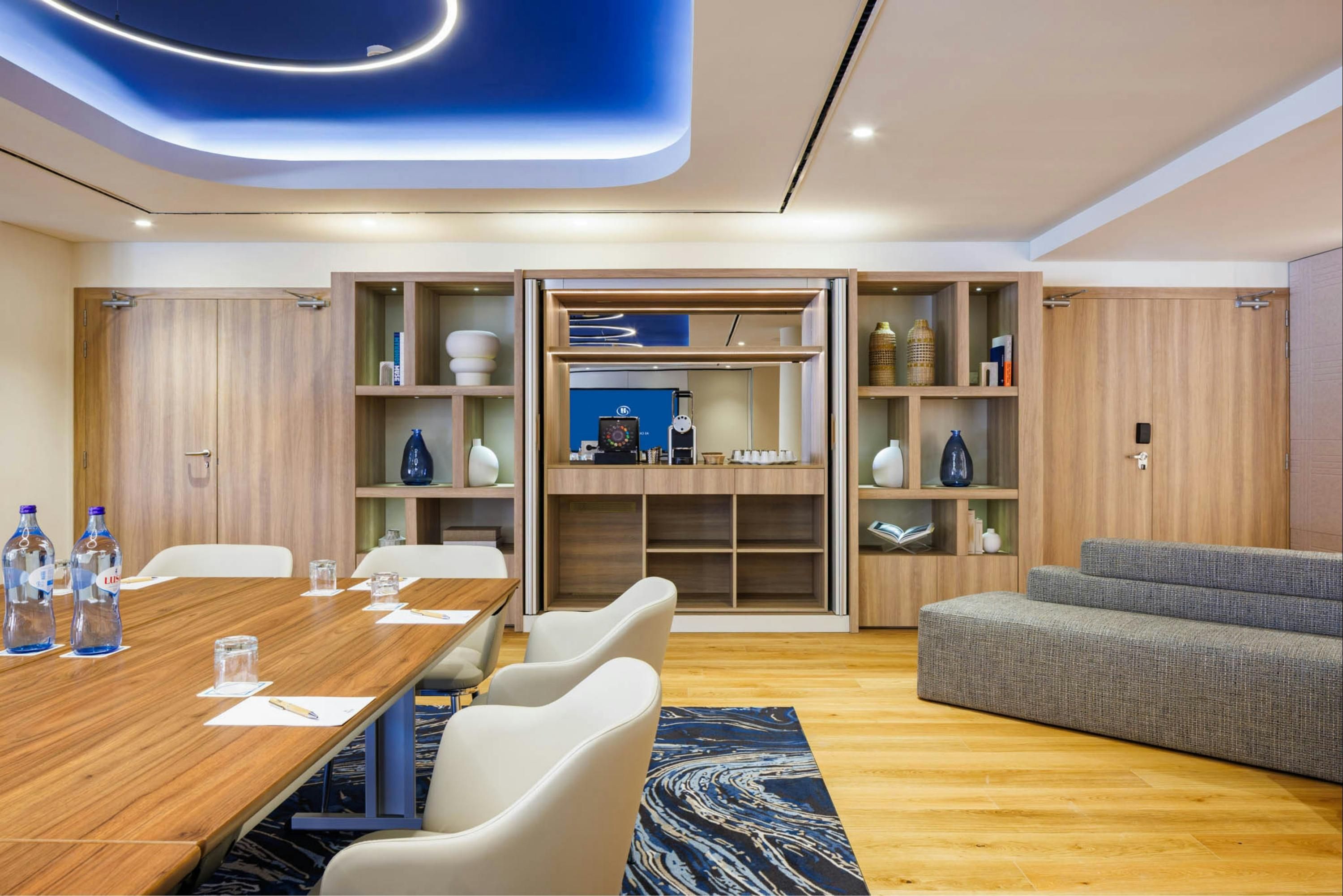 غرفة الاجتماعات