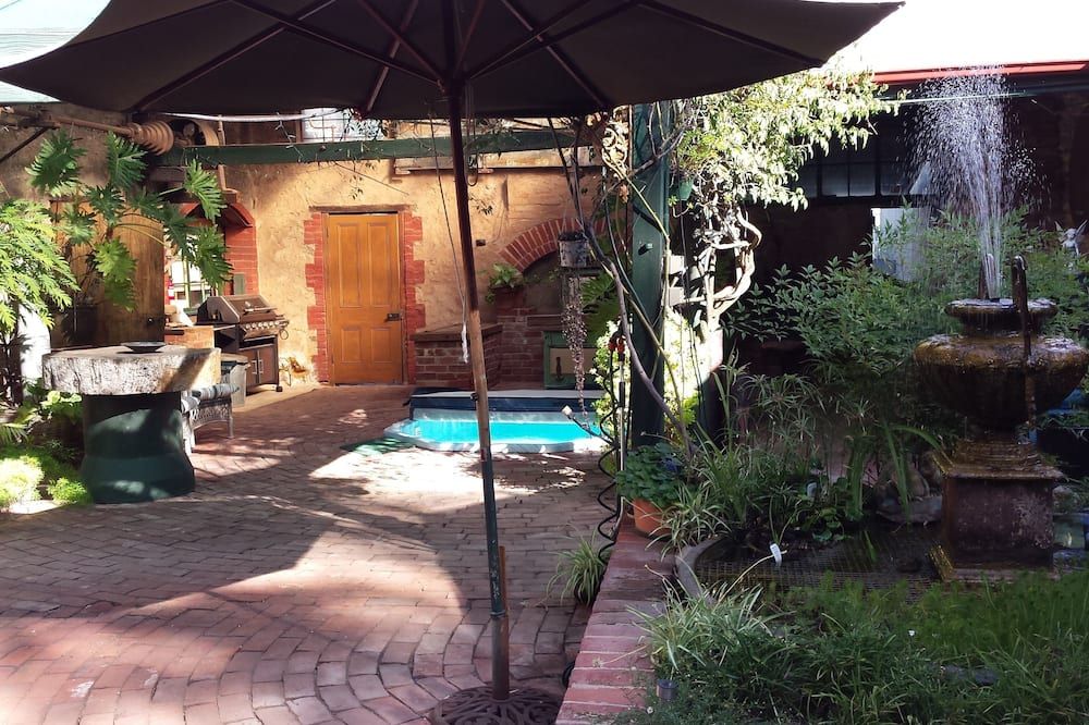 حوض السباحة