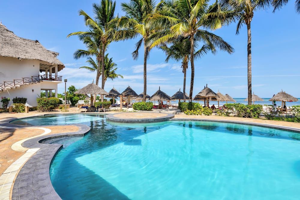 حوض السباحة