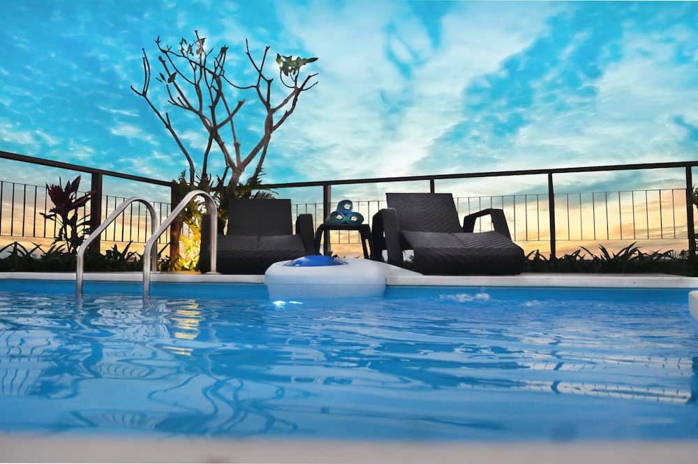 حوض السباحة