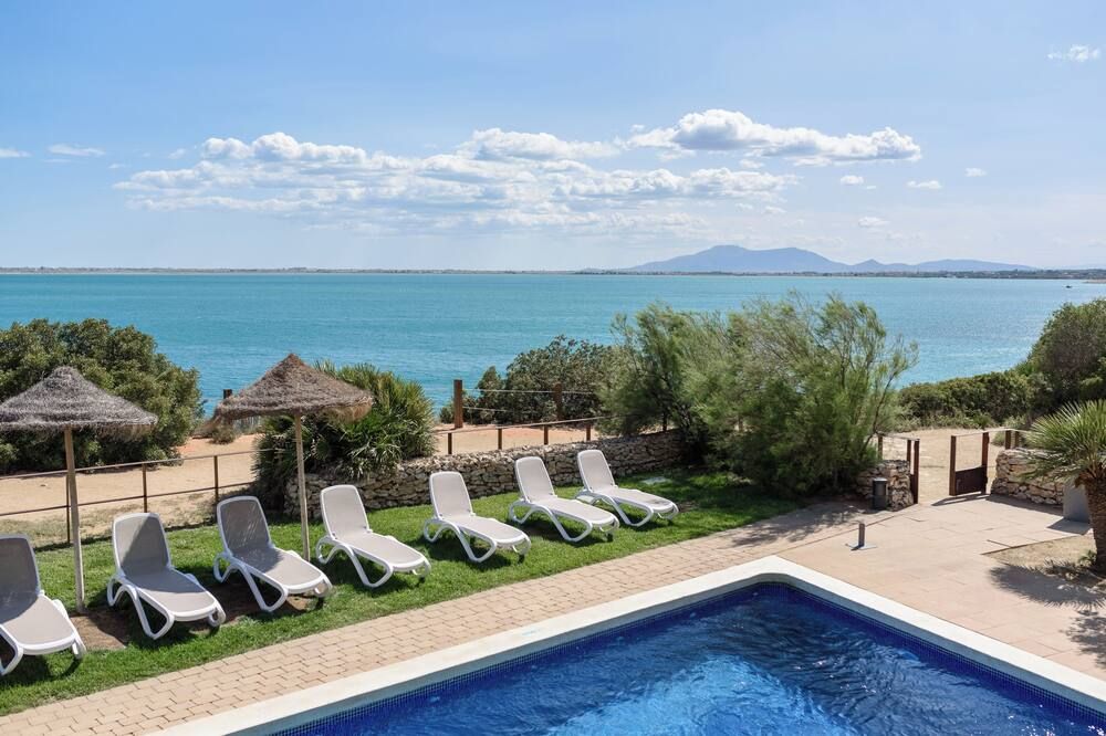 حوض السباحة