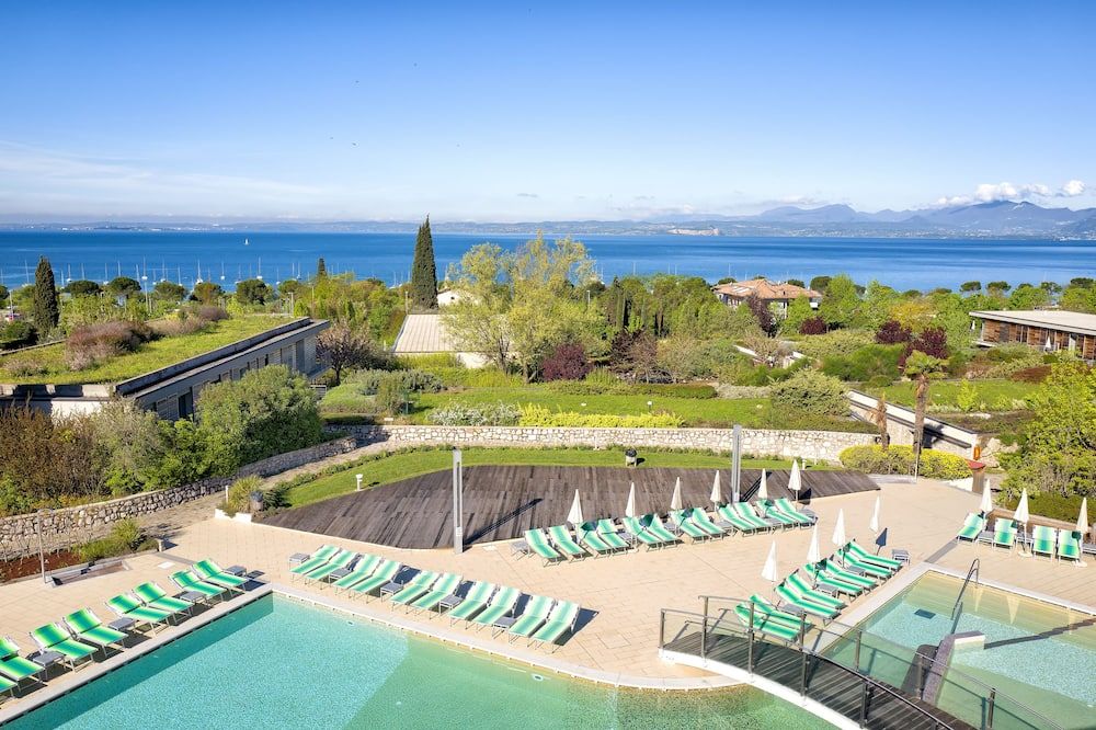 حوض السباحة