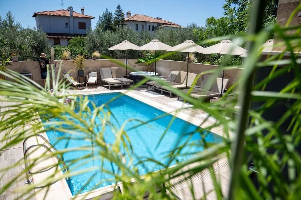 حوض السباحة