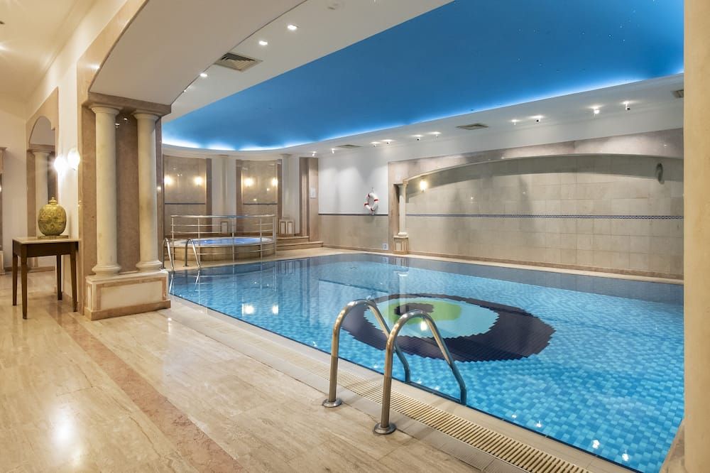 حوض السباحة