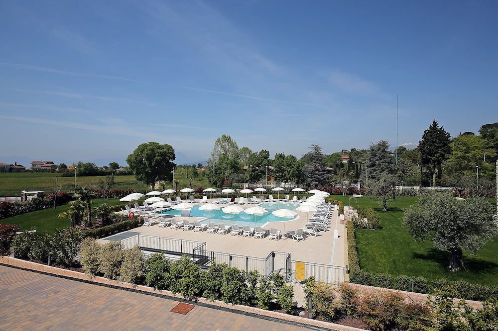 حوض السباحة