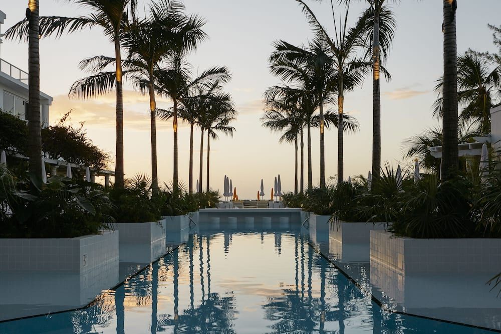 حوض السباحة