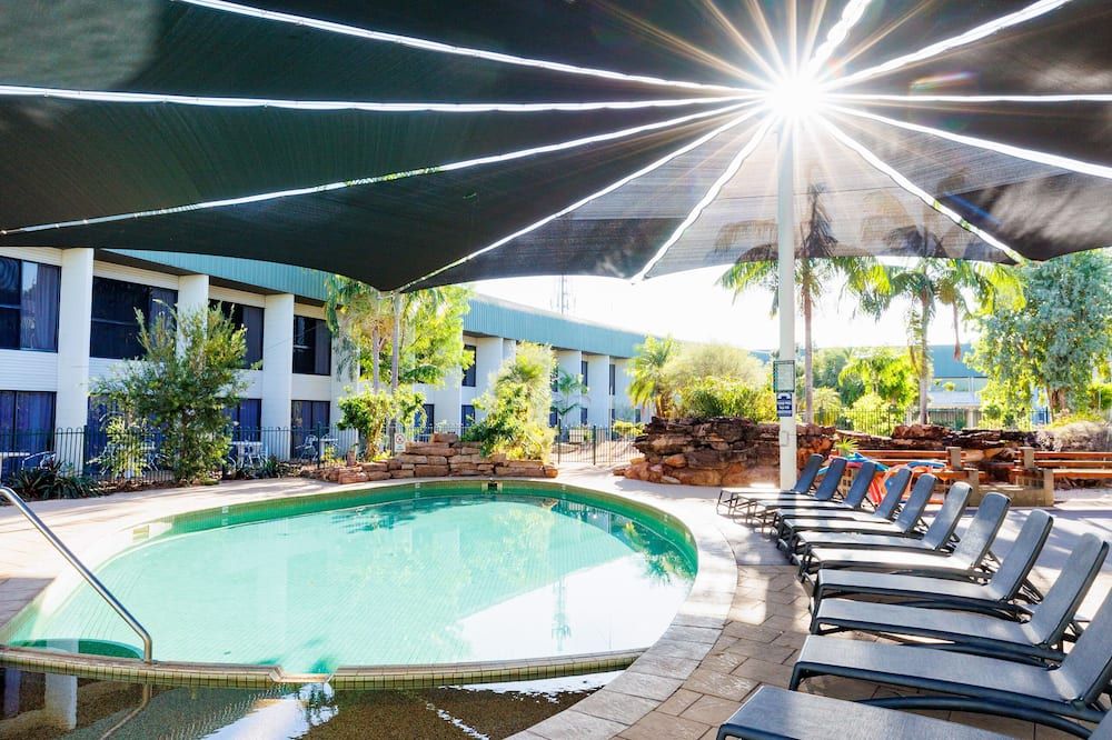 حوض السباحة