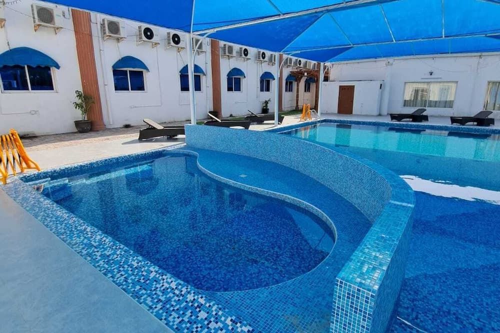 حوض السباحة