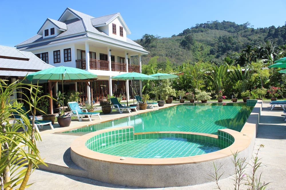 حوض السباحة