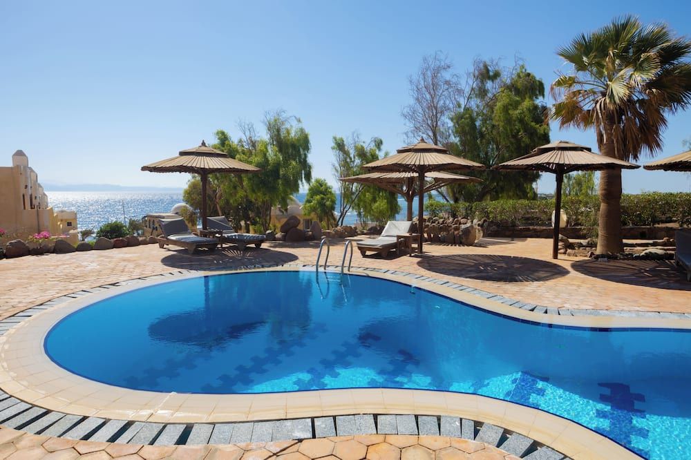 حوض السباحة