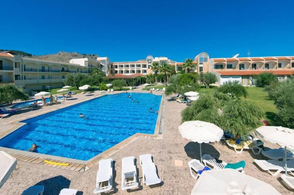 حوض السباحة