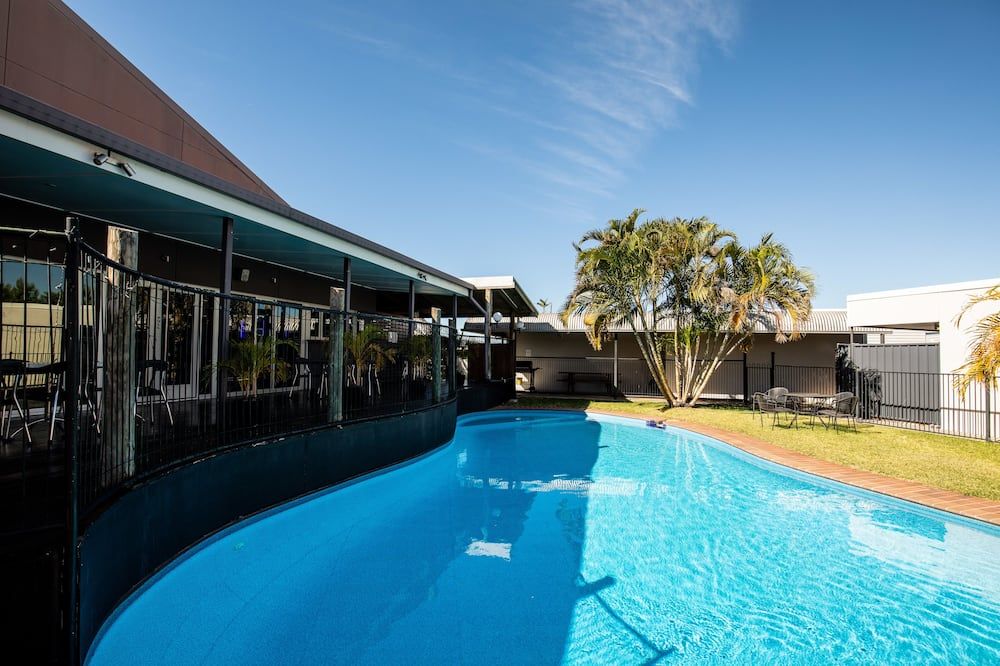 حوض السباحة