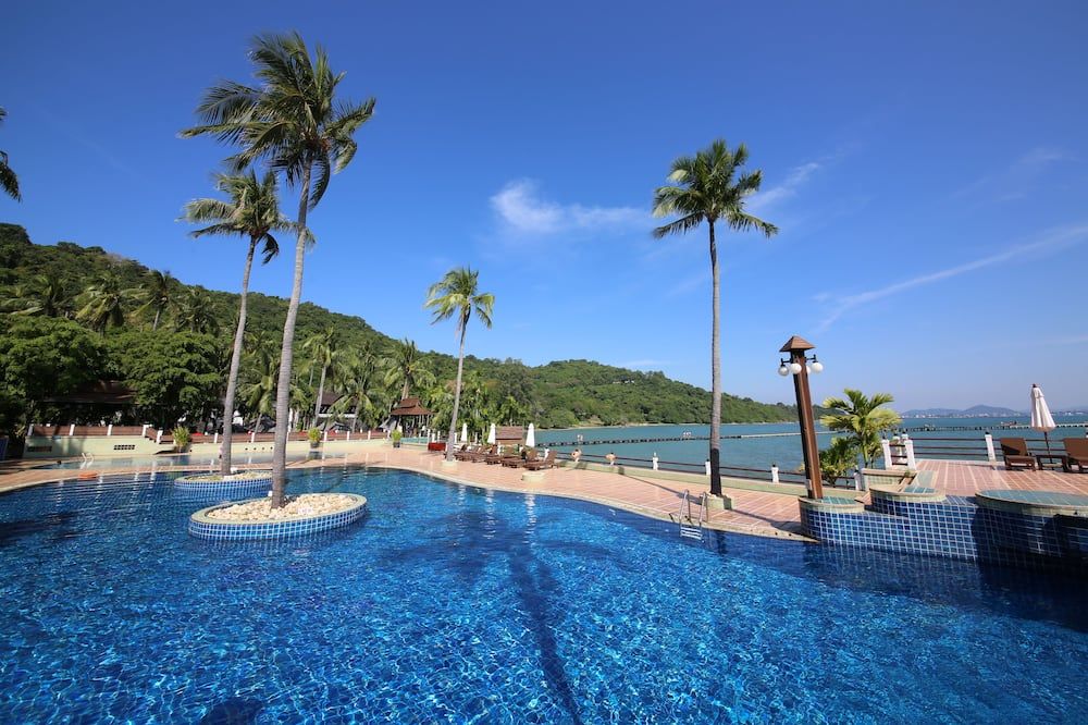 حوض السباحة