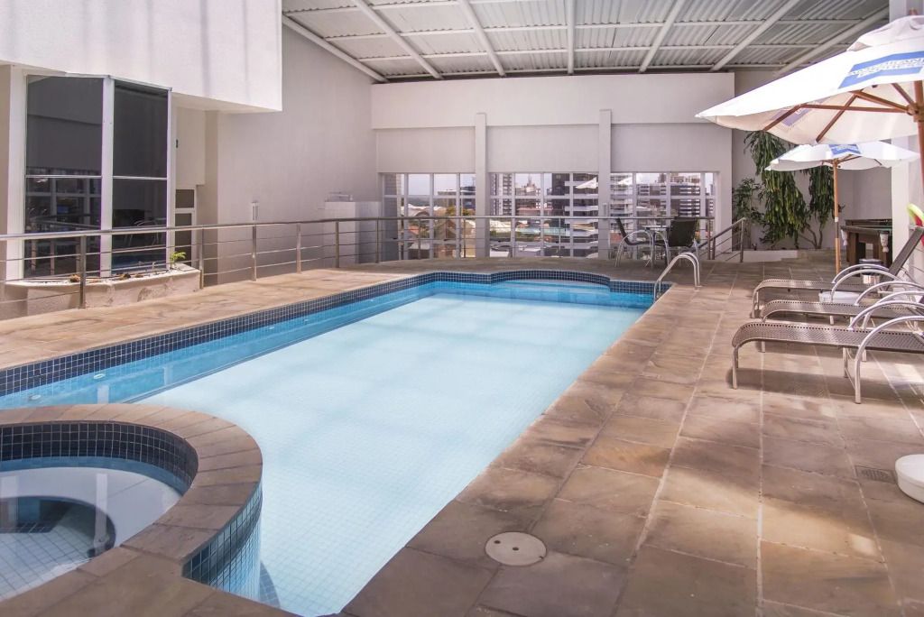 حوض السباحة