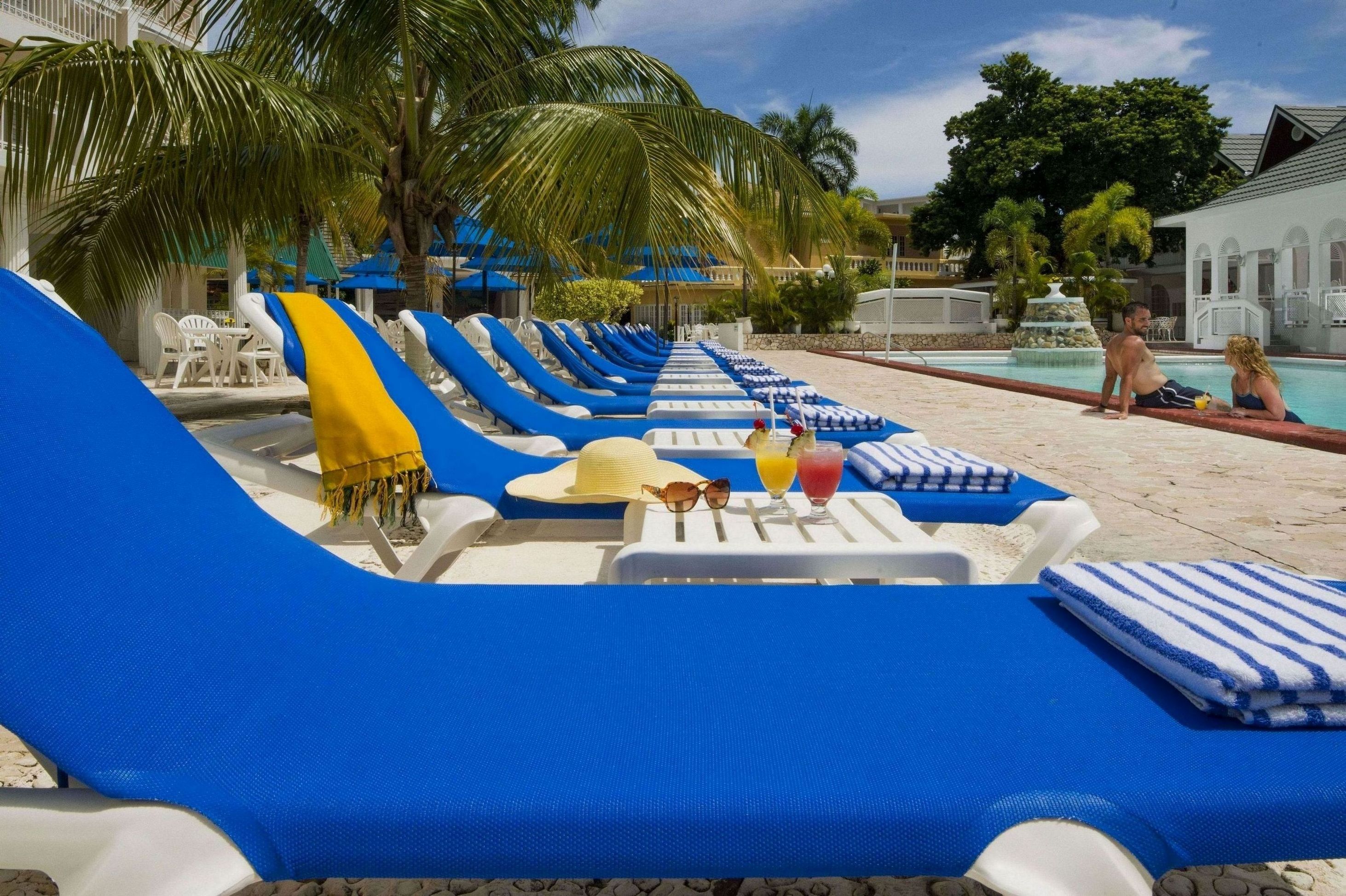 حوض السباحة