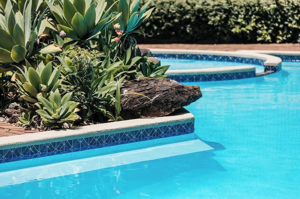 حوض السباحة