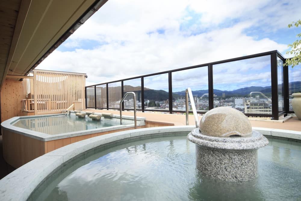 حوض السباحة