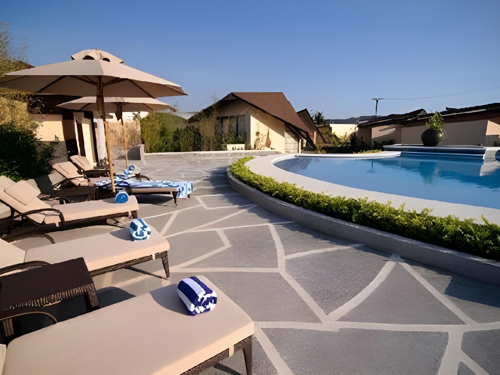 حوض السباحة