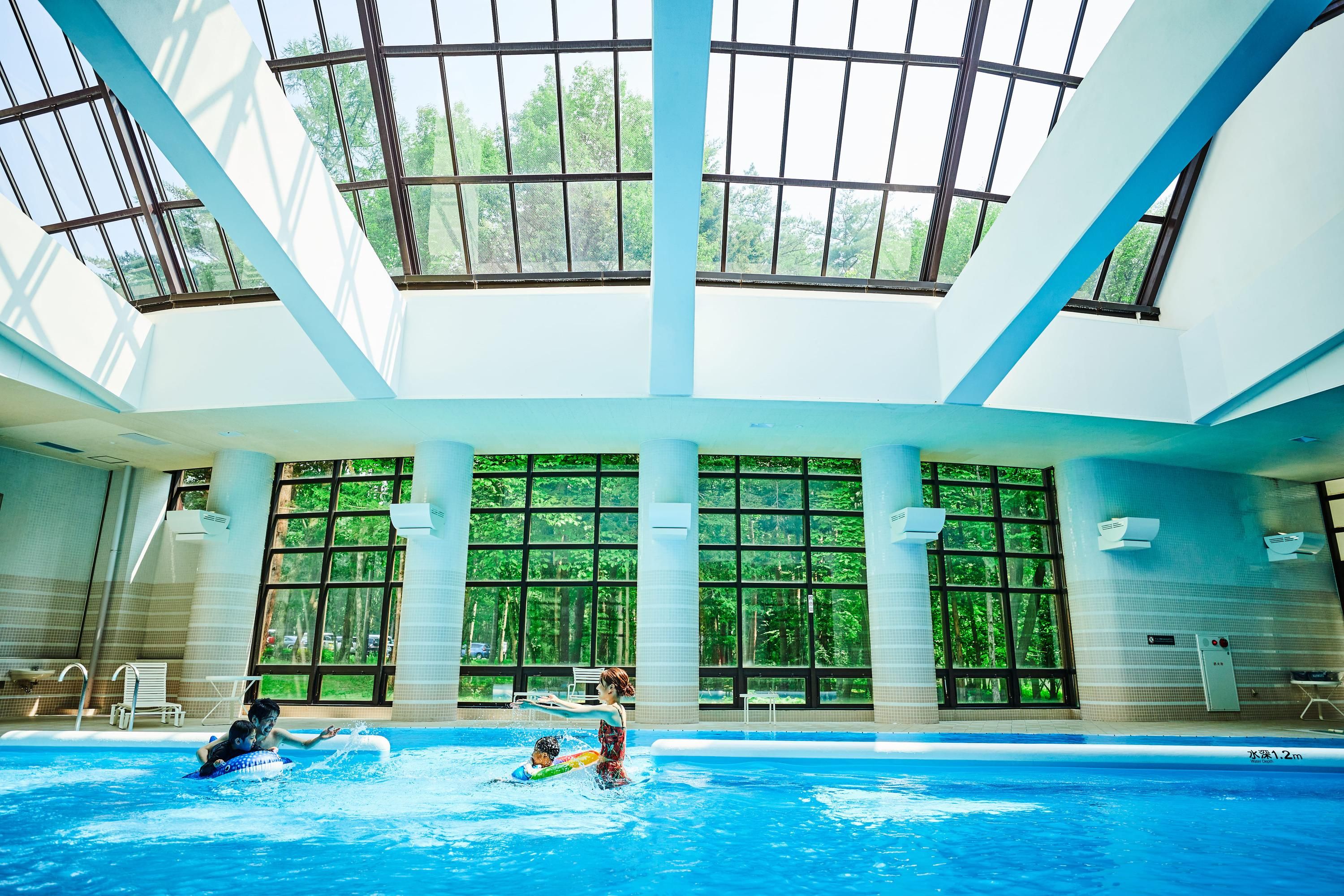 حوض السباحة