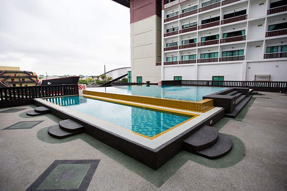 حوض السباحة