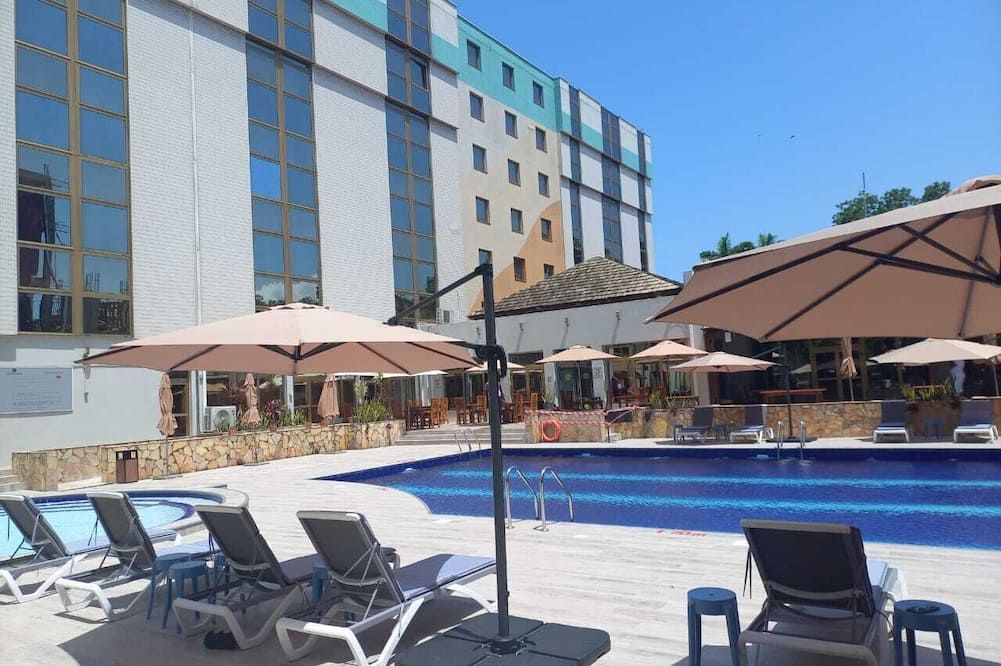 حوض السباحة