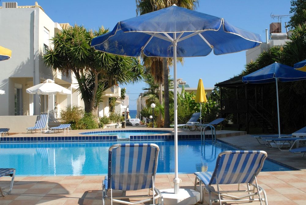 حوض السباحة