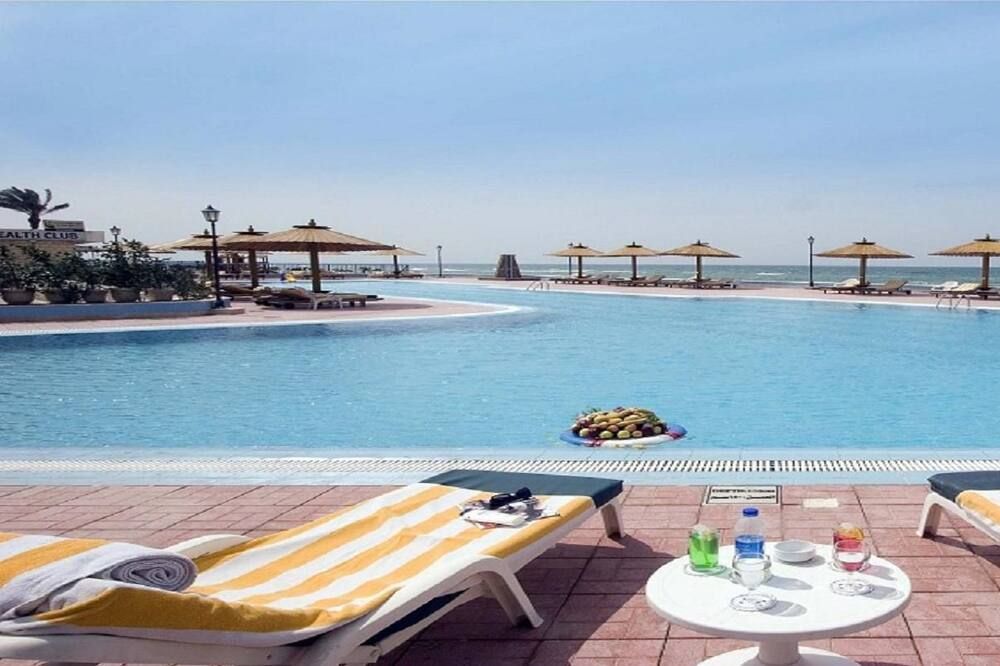 حوض السباحة