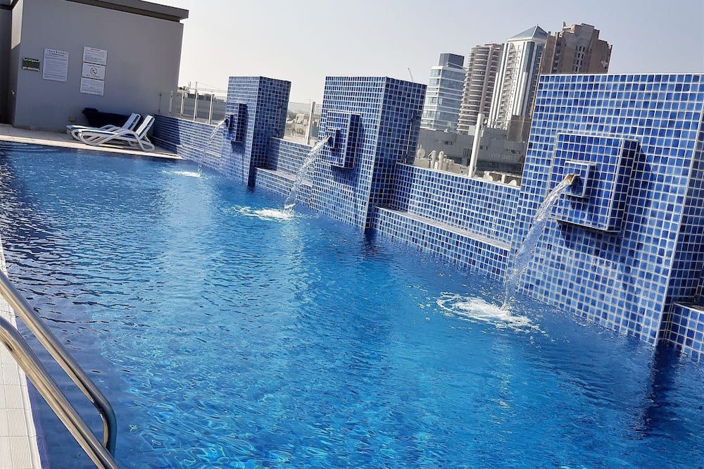 حوض السباحة