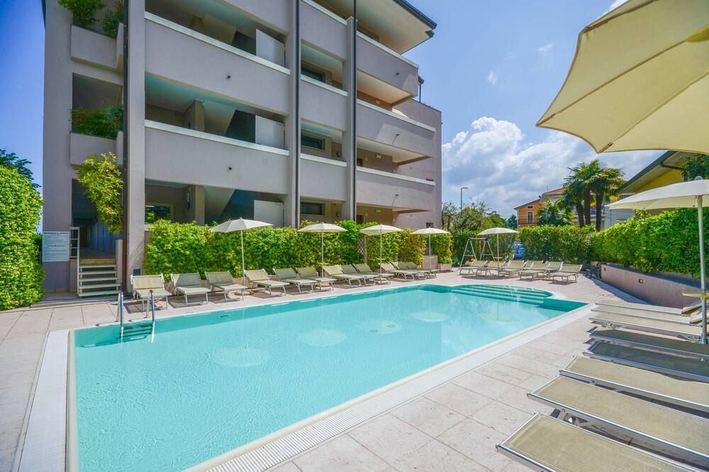 حوض السباحة