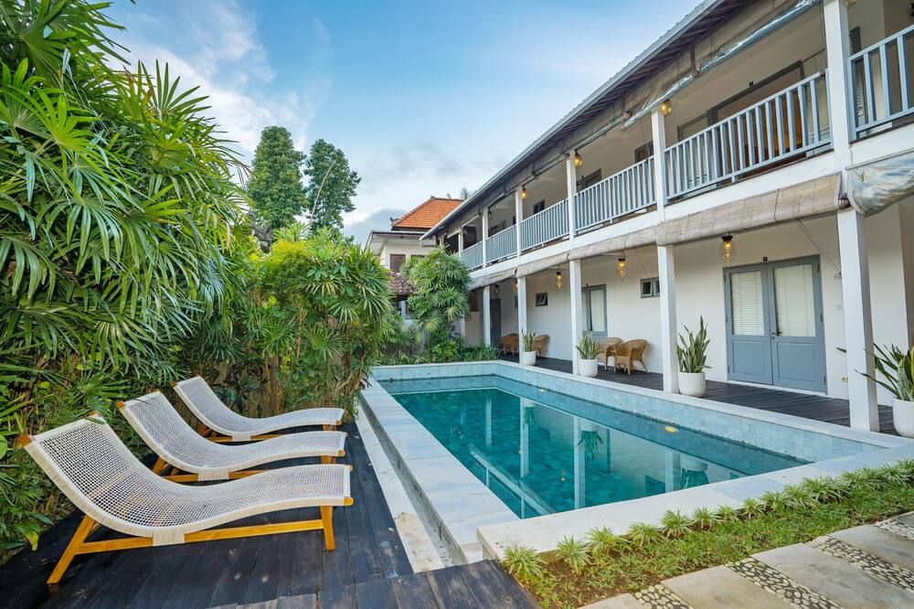 حوض السباحة