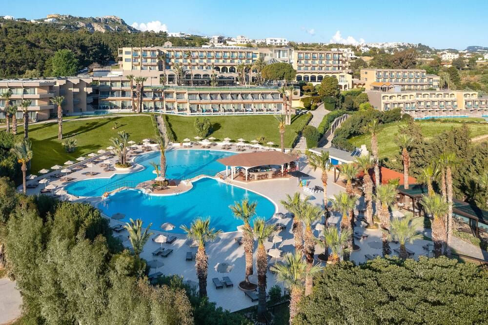 حوض السباحة