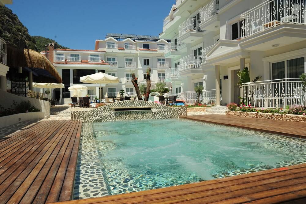 حوض السباحة