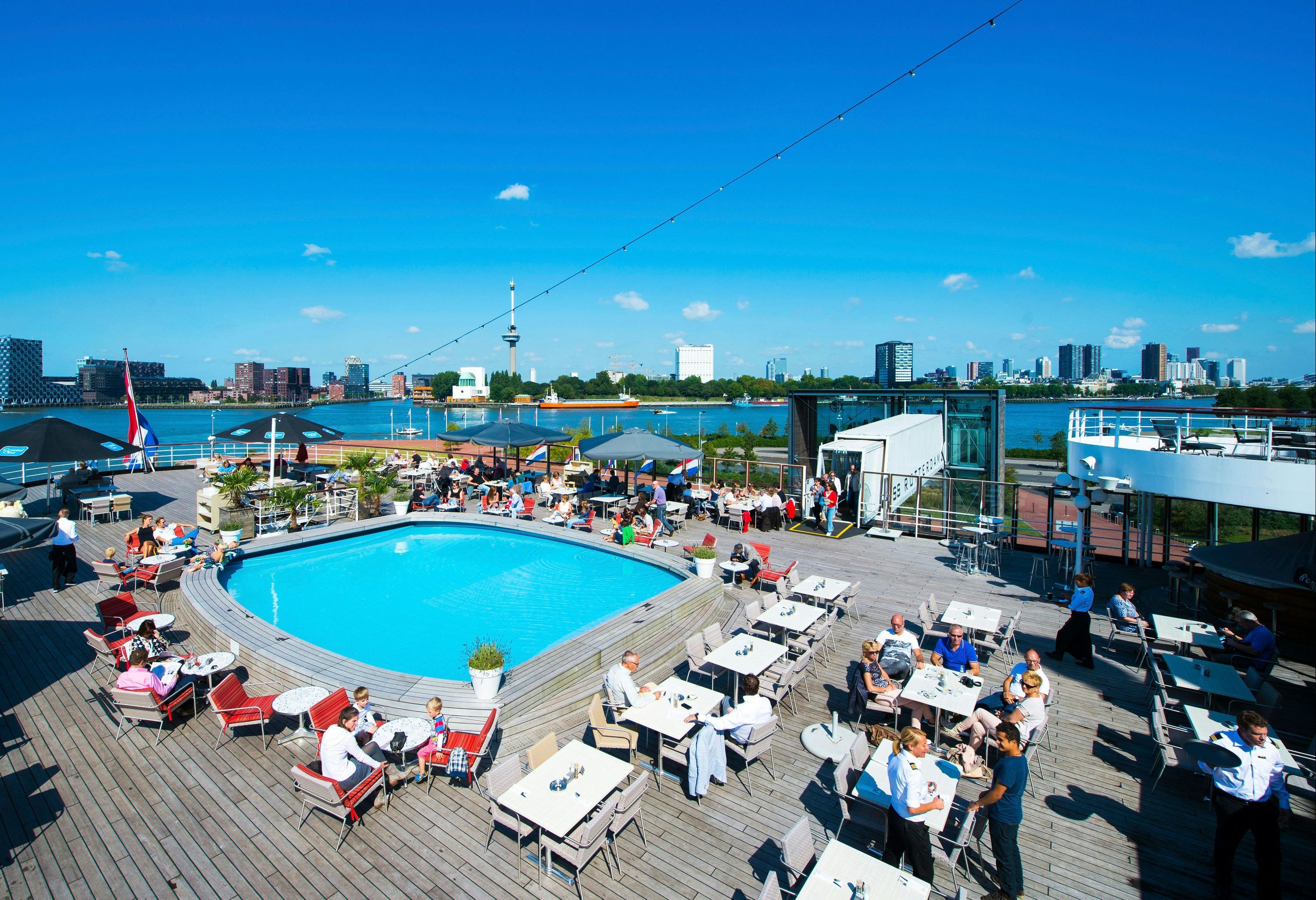 حوض السباحة