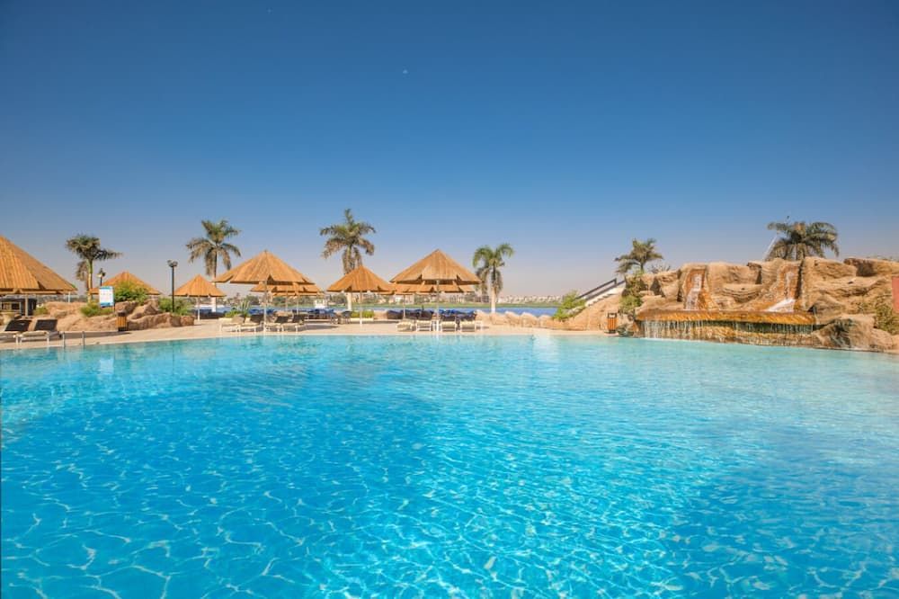 حوض السباحة