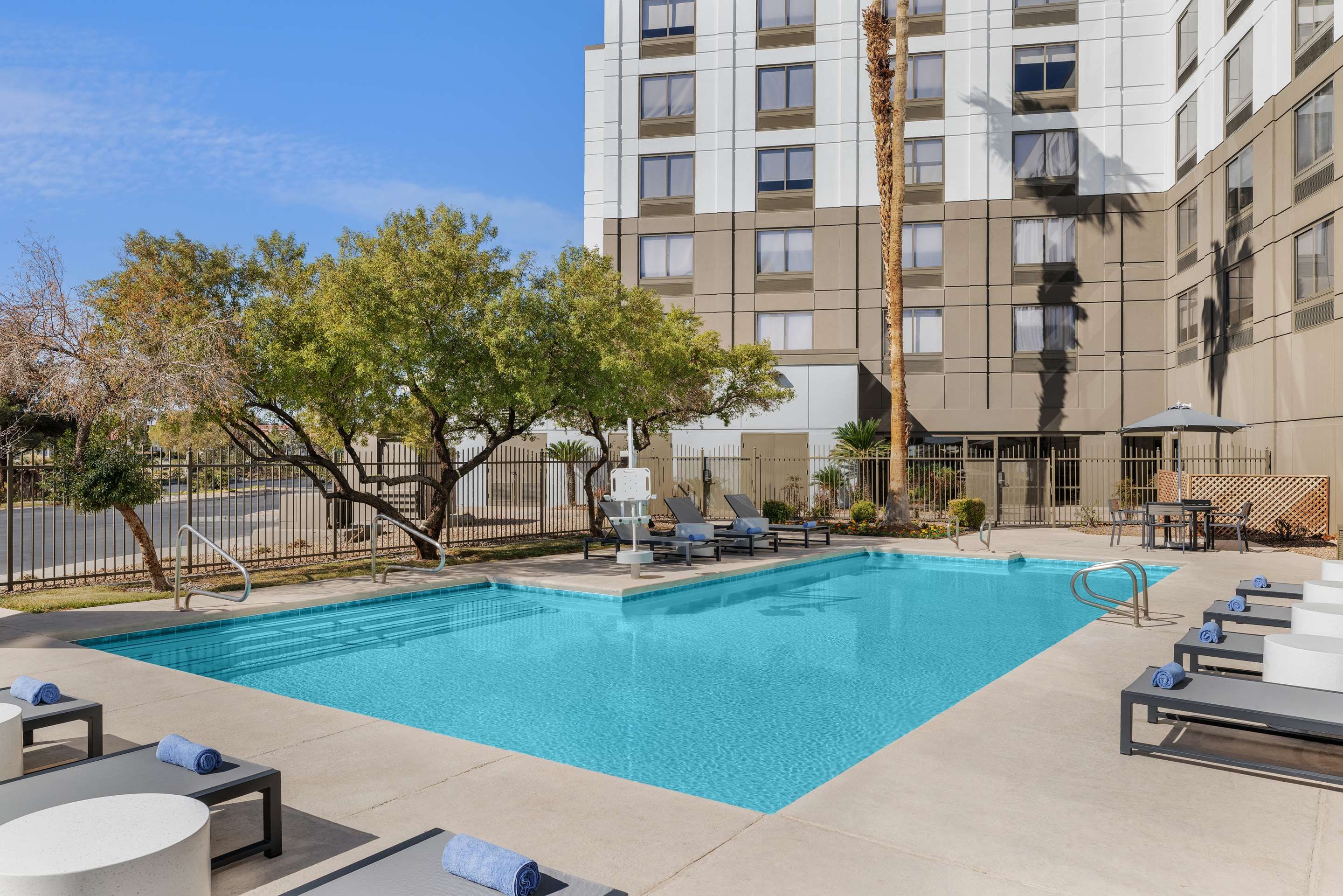 حوض السباحة