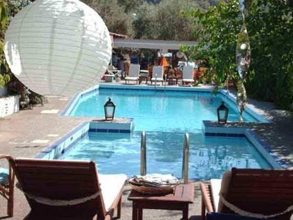 حوض السباحة