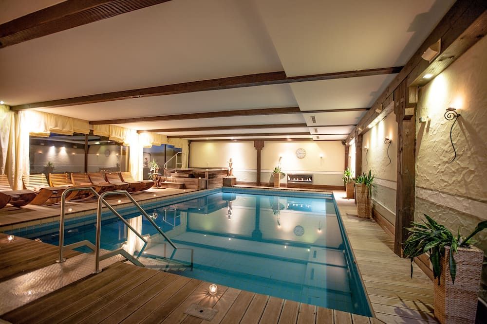 حوض السباحة