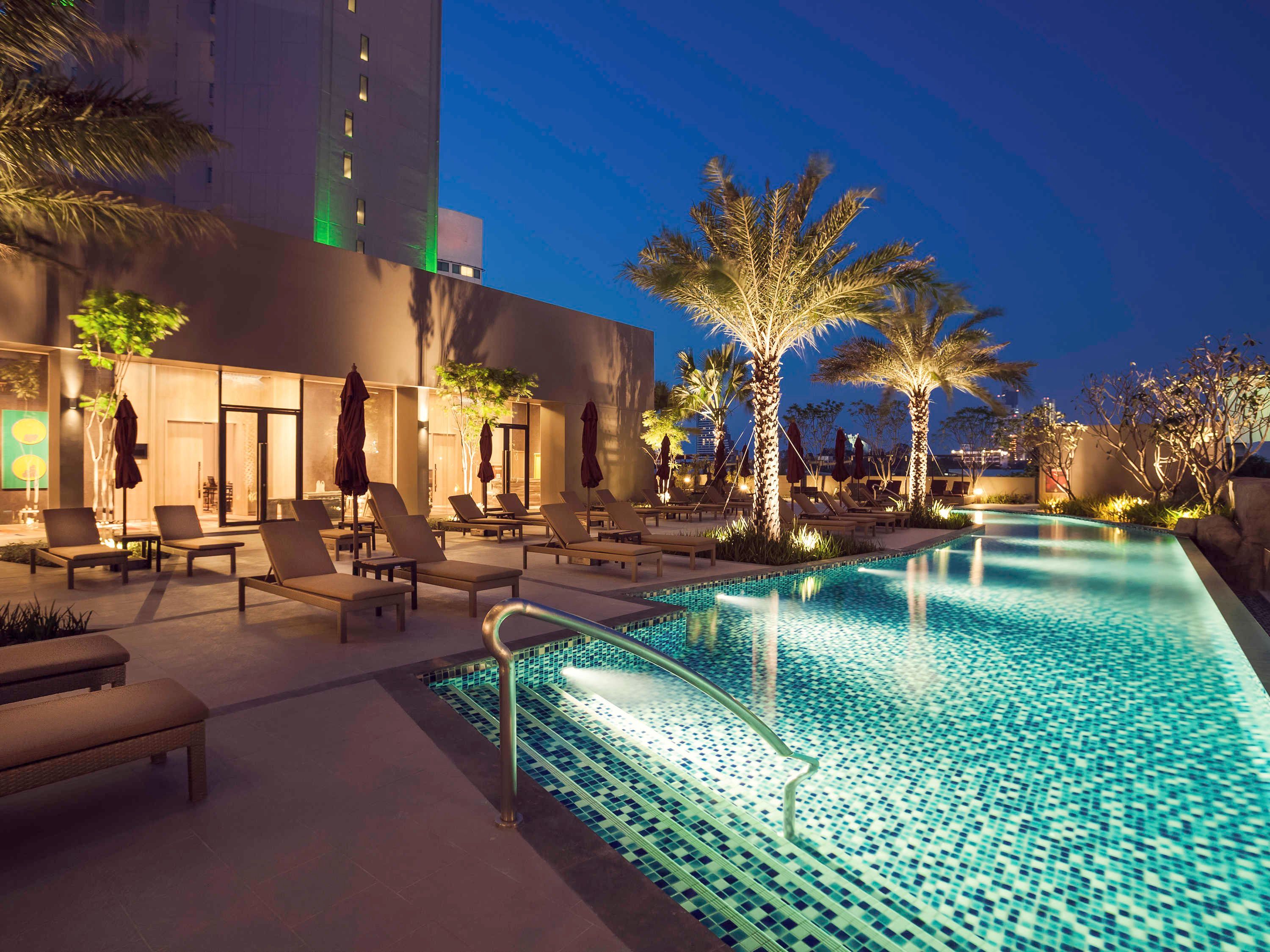 حوض السباحة