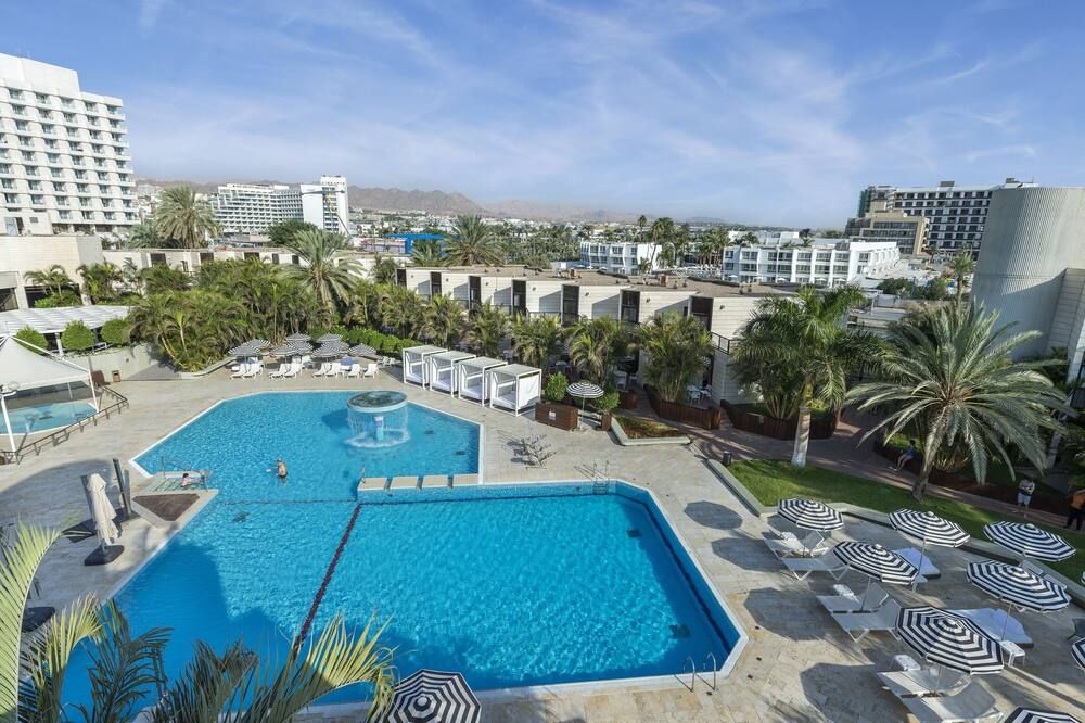 حوض السباحة