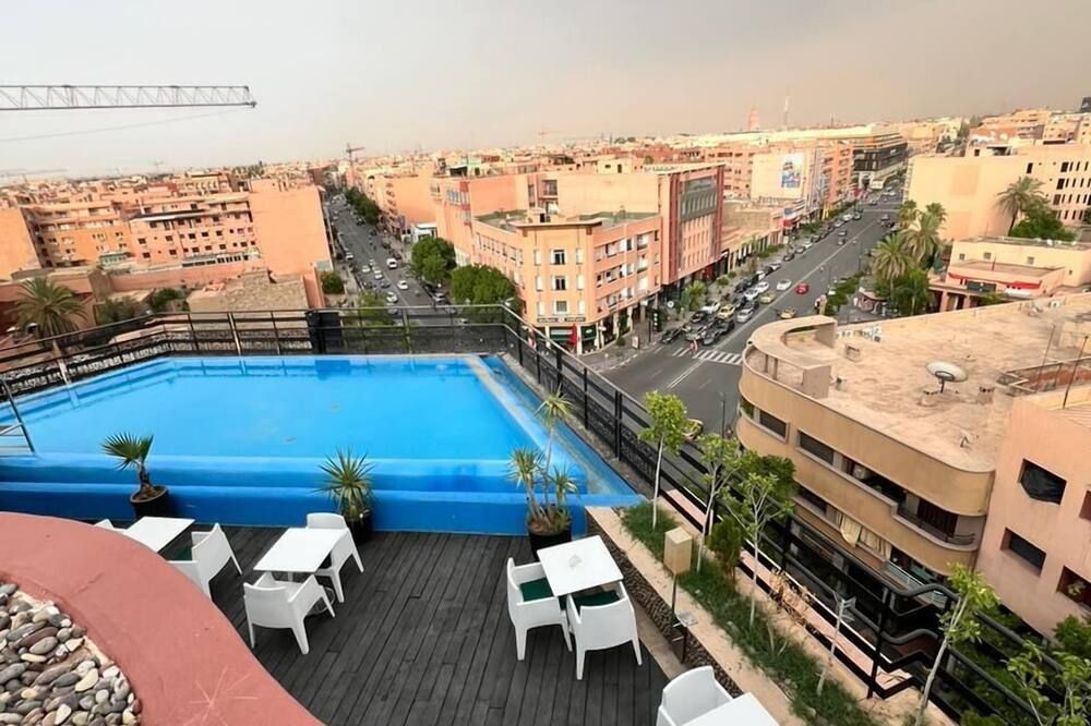 حوض السباحة