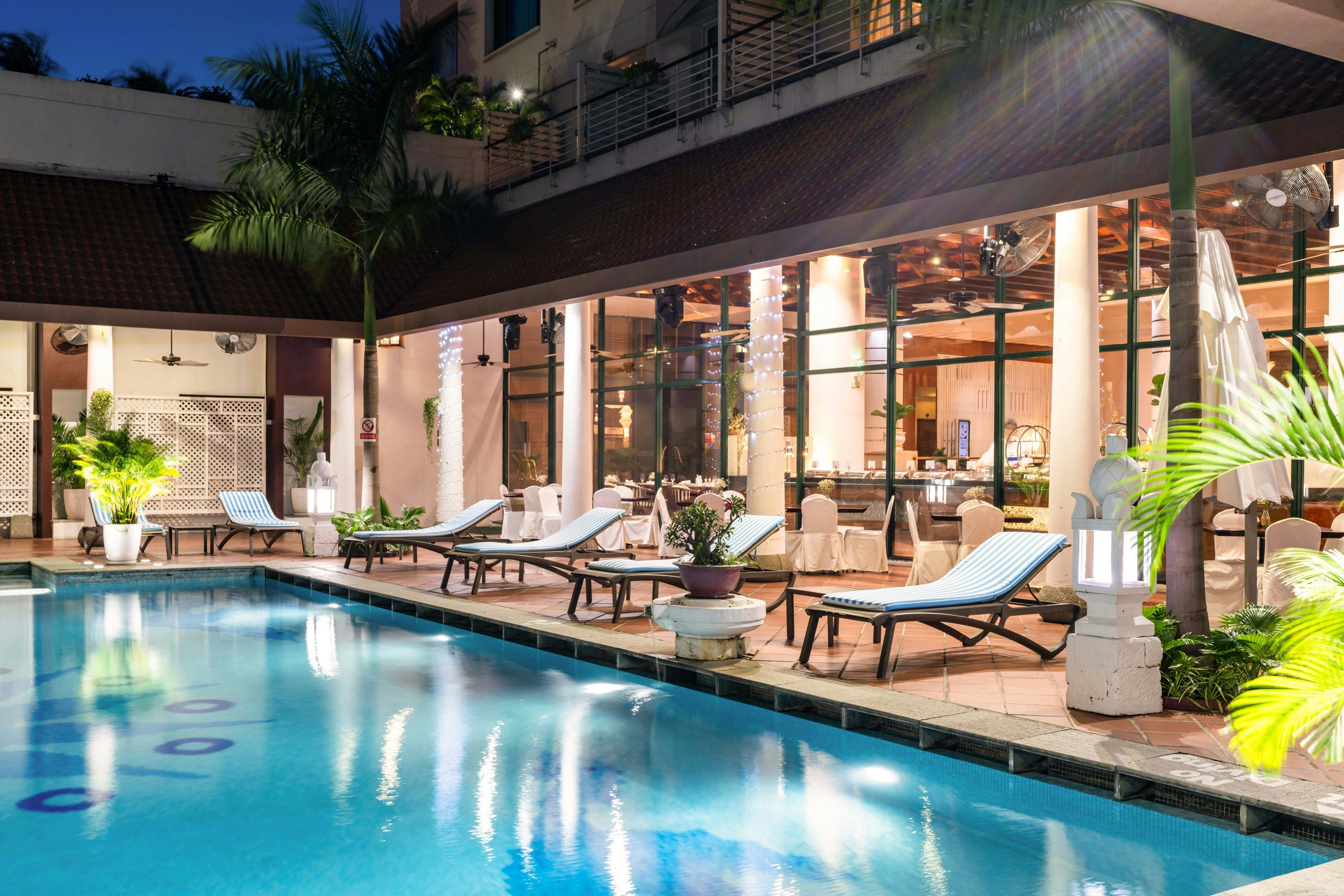 حوض السباحة