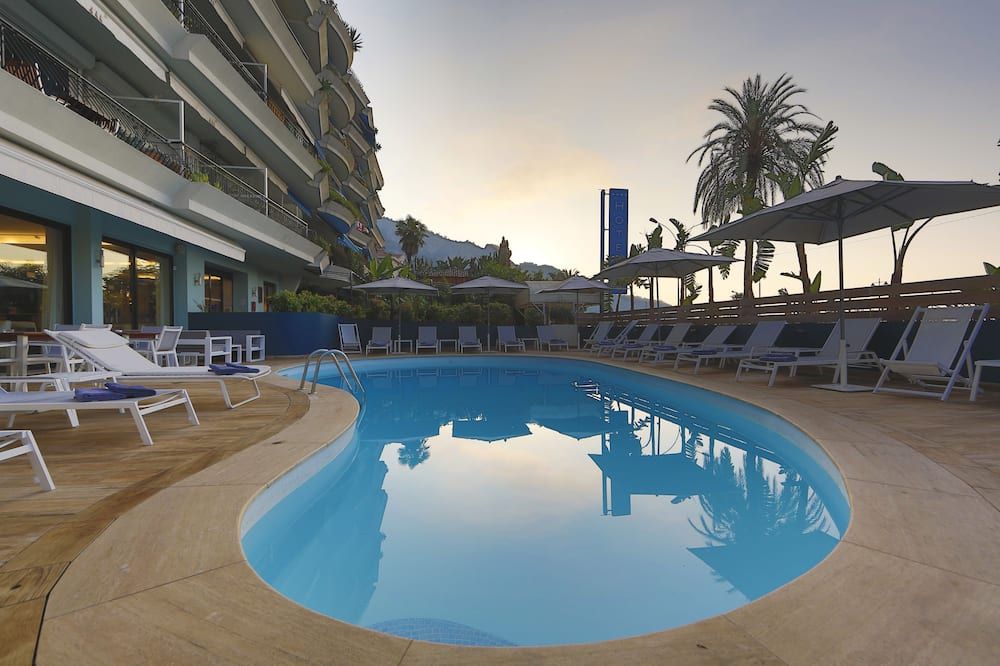 حوض السباحة