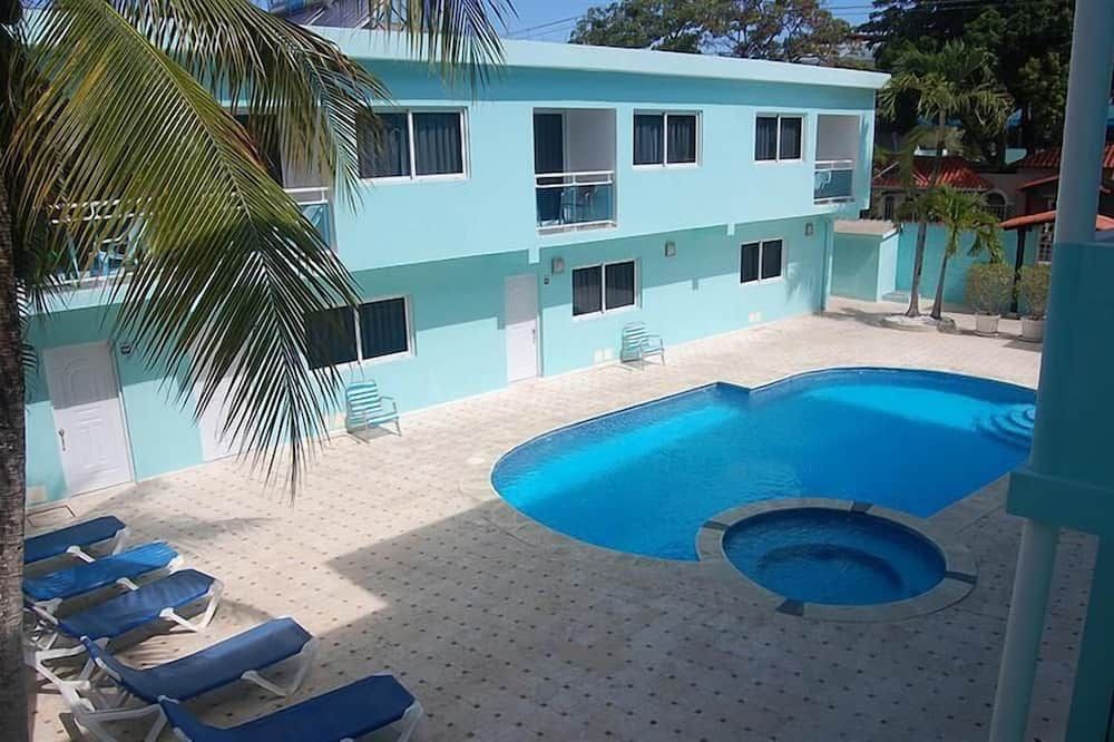 حوض السباحة