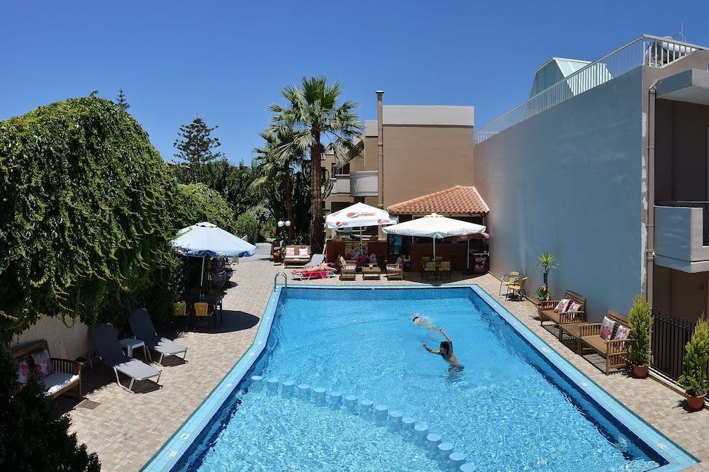 حوض السباحة