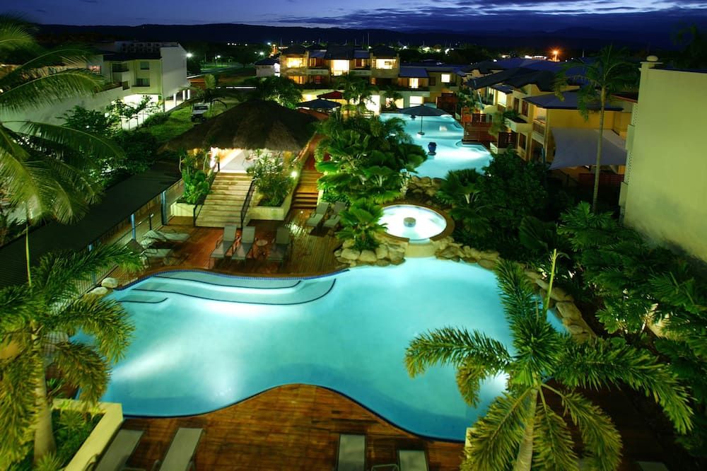 حوض السباحة