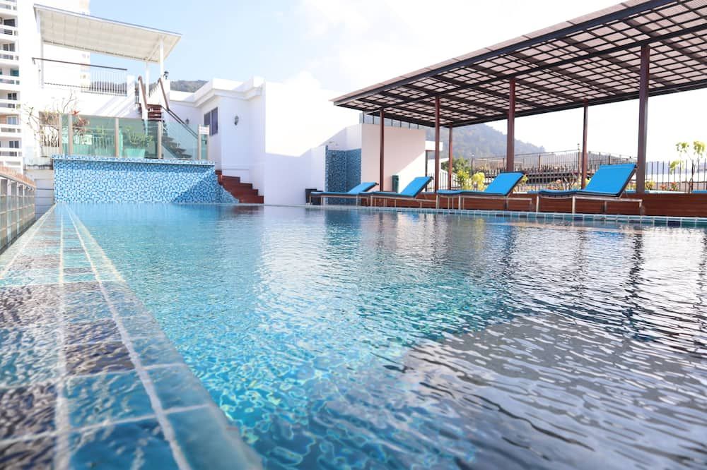 حوض السباحة