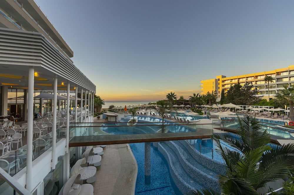 حوض السباحة