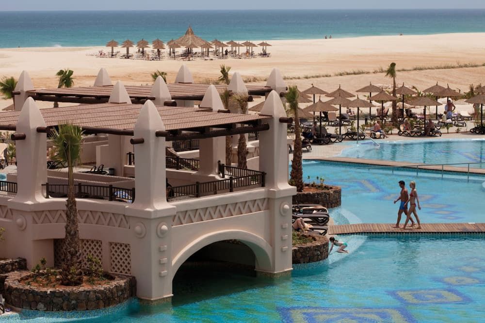 حوض السباحة