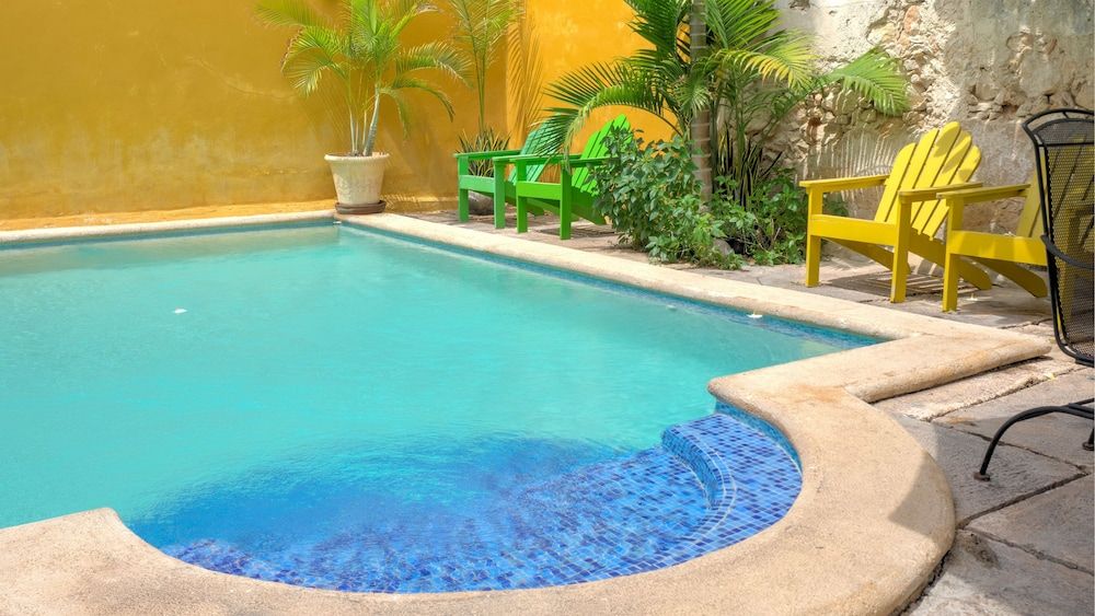 حوض السباحة